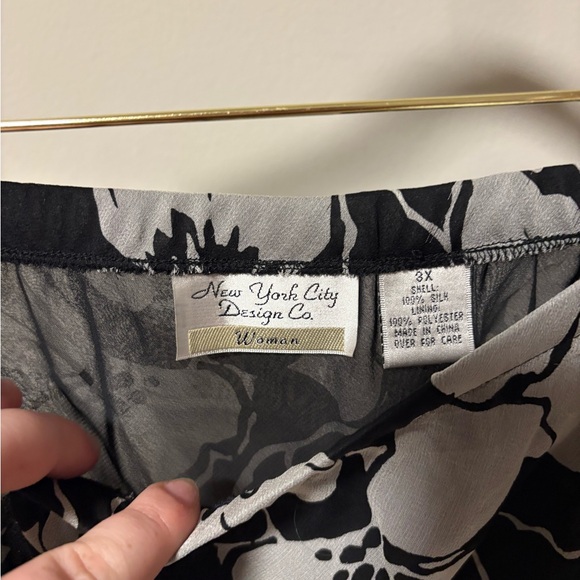 NWT New York City Design Co. Black and White Floral A-Line Midi Skirt 3X - Picture 4 of 4